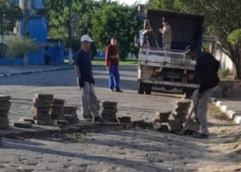 Prefeitura de Caraguatatuba faz reposição de bloquetes em ruas do bairro Porto Novo