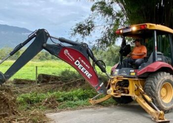 Prefeitura prossegue com limpeza de vala no Pegorelli para melhorar escoamento de águas