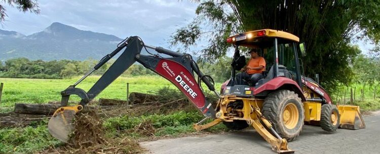 Prefeitura prossegue com limpeza de vala no Pegorelli para melhorar escoamento de águas