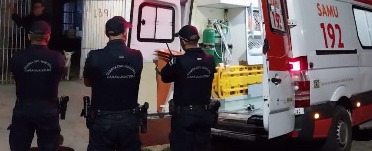 GCM de Caraguatatuba realiza atendimento de idosa em situação de abandono