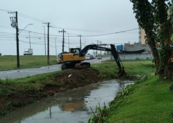 Prefeitura faz limpeza de córrego no Massaguaçu para evitar alagamentos
