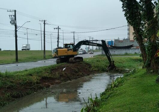 Prefeitura faz limpeza de córrego no Massaguaçu para evitar alagamentos