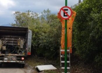 Prefeitura instala sinalização no Morro Santo Antônio para organizar o trânsito de veículos