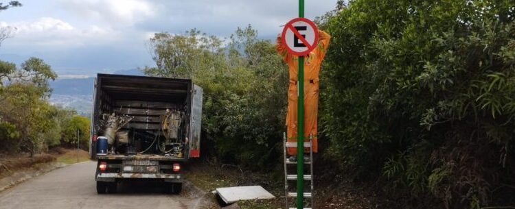 Prefeitura instala sinalização no Morro Santo Antônio para organizar o trânsito de veículos