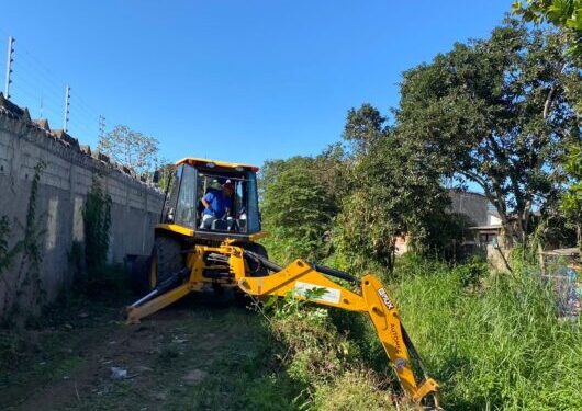 Prefeitura leva serviços de nivelamento de estrada e limpeza de valas para região Sul