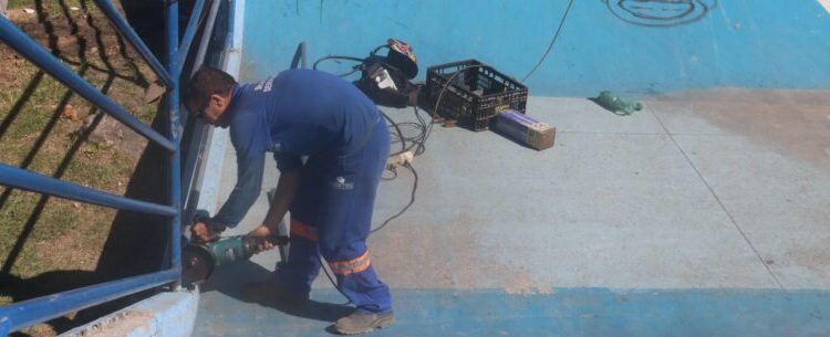 Prefeitura de Caraguatatuba faz reforma e manutenção do gradil da pista de skate no Centro