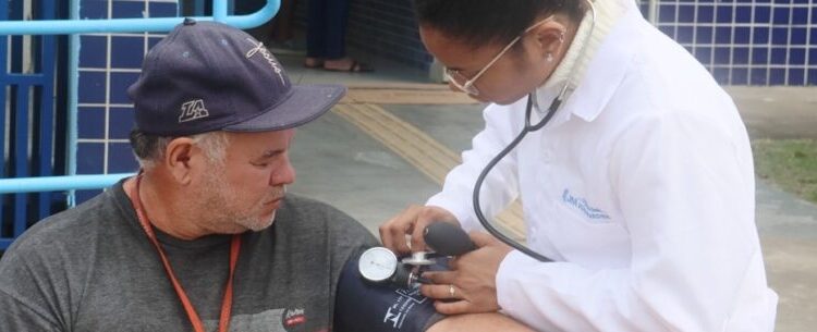 ‘Gabinete em Ação’ registra quase 2,5 mil atendimentos no Tinga e população tem até sexta-feira para buscar serviços