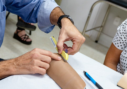 Enfermeiros da rede municipal de Bertioga recebem capacitação para inserção de novo método contraceptivo