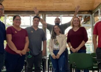 Funcionários e monitores do Parque Natural Municipal Juqueriquerê recebem aulas de libras