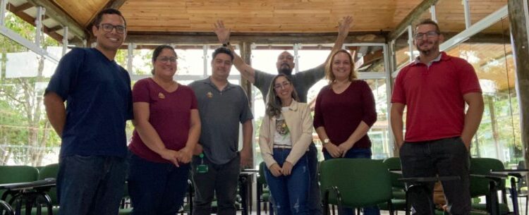 Funcionários e monitores do Parque Natural Municipal Juqueriquerê recebem aulas de libras