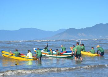 Corrida de Canoa Caiçara reúne pescadores da região no Festival do Camarão