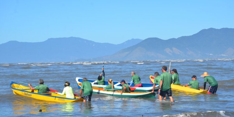 Corrida de Canoa Caiçara reúne pescadores da região no Festival do Camarão