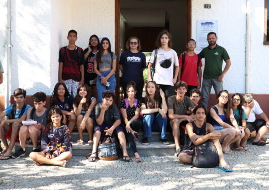 Alunos visitam exposição “Berçário da Vida” sobre manguezais no Museu de Caraguatatuba