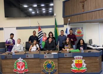 Estudantes da E.E. Alcides de Castro Galvão participam do programa Visita Monitorada na sede do legislativo