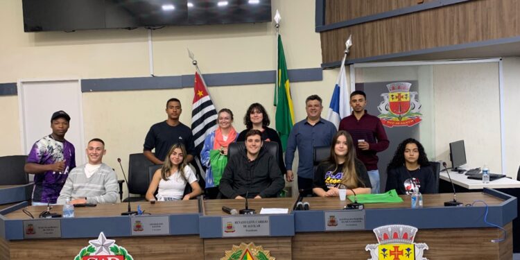Estudantes da E.E. Alcides de Castro Galvão participam do programa Visita Monitorada na sede do legislativo