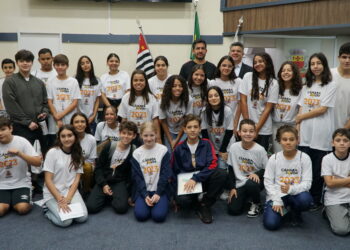 Câmara Jovem 2023: plenário do legislativo recebe primeira sessão ordinária do programa