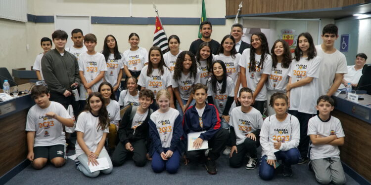 Câmara Jovem 2023: plenário do legislativo recebe primeira sessão ordinária do programa