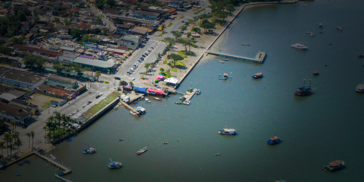 Prefeitura realiza ações para prevenir acidentes no flutuante no Canal de Bertioga