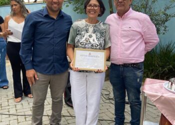 Vereador entrega Moção de Congratulação à Sandra Scarpell