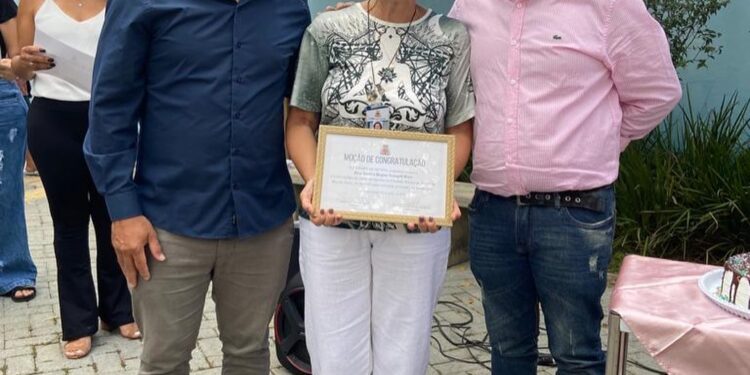 Vereador entrega Moção de Congratulação à Sandra Scarpell