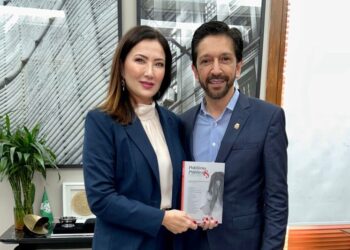 Prefeito de São Paulo, Ricardo Nunes, recebe obra sobre políticas públicas na proteção da mulher vítima de violência da Delegada de Polícia Raquel Gallinati  