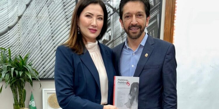 Prefeito de São Paulo, Ricardo Nunes, recebe obra sobre políticas públicas na proteção da mulher vítima de violência da Delegada de Polícia Raquel Gallinati  