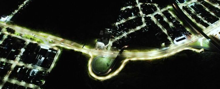 Prefeitura de Caraguatatuba entrega iluminação da ciclovia em trecho da Tamoios e beneficia moradores locais