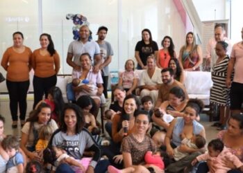 ‘Hora do Mamaço’ reúne 100 pessoas e incentiva o acolhimento às mães em período de amamentação