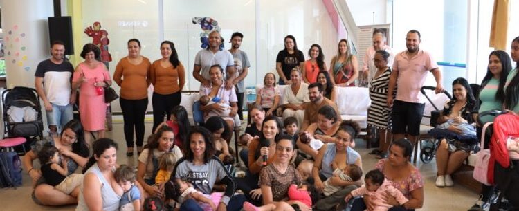 ‘Hora do Mamaço’ reúne 100 pessoas e incentiva o acolhimento às mães em período de amamentação