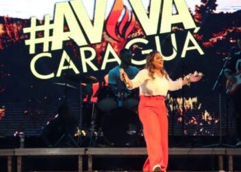 Louvor e adoração marcam abertura do 5º Aviva Caraguá que segue até sábado na Praça da Cultura