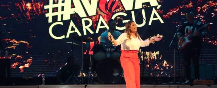 Louvor e adoração marcam abertura do 5º Aviva Caraguá que segue até sábado na Praça da Cultura