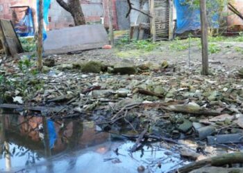 Prefeitura de Caraguatatuba combate despejo irregular de esgoto ao longo do Rio Lagoa