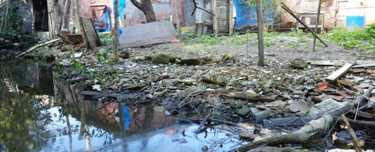 Prefeitura de Caraguatatuba combate despejo irregular de esgoto ao longo do Rio Lagoa