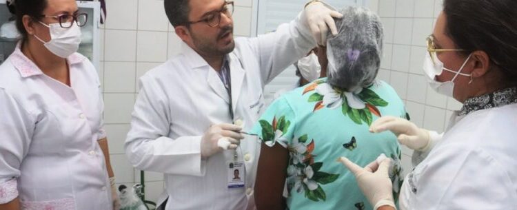 Profissionais de saúde de Caraguatatuba avaliam pacientes com possível diagnóstico de hanseníase