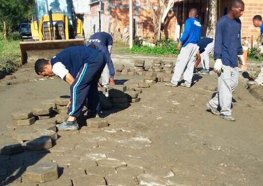 Prefeitura faz nivelamento de bloquetes em rua do Perequê-Mirim