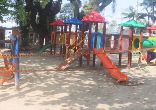 Prefeitura interdita parquinho na Praça Diógenes Ribeiro de Lima devido ao risco de queda iminente de árvore