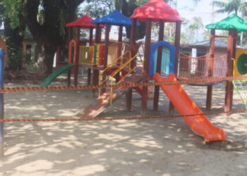 Prefeitura interdita parquinho na Praça Diógenes Ribeiro de Lima devido ao risco de queda iminente de árvore