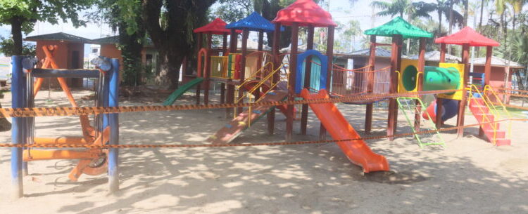 Prefeitura interdita parquinho na Praça Diógenes Ribeiro de Lima devido ao risco de queda iminente de árvore