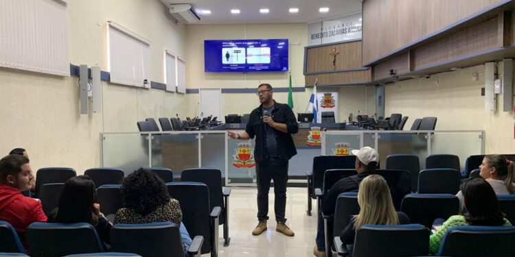 Servidores da Câmara Municipal participam de treinamento sobre proatividade no ambiente de trabalho