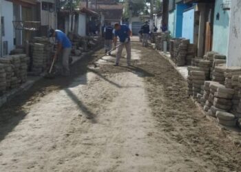 Prefeitura de Caraguatatuba realiza reassentamento de bloquetes em rua do Morro do Algodão