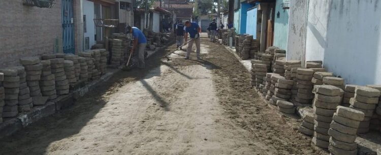 Prefeitura de Caraguatatuba realiza reassentamento de bloquetes em rua do Morro do Algodão