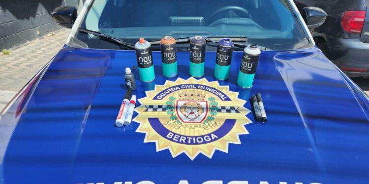 GCM de Bertioga apreende dois homens por pichar patrimônio público