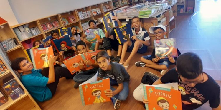 Ação do Serramar Shopping proporciona dia de alegria para crianças atendidas pela Casa Beija-Flor