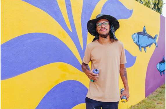 Projeto Cidade Viva colore praça em Caraguatatuba (SP) com grafite do artista Diego DGOH