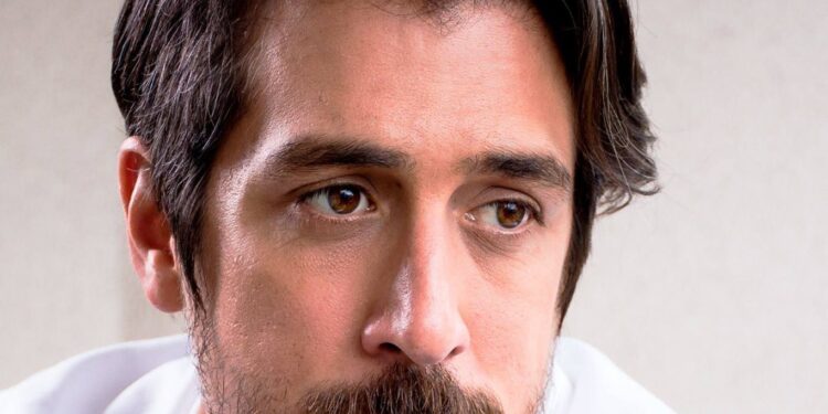 Ator da TV Globo interpreta José de Anchieta durante evento em Bertioga