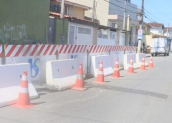 Rua São Benedito em Caraguatatuba continua interditada para obras da Sabesp