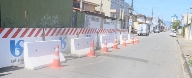Rua São Benedito em Caraguatatuba continua interditada para obras da Sabesp