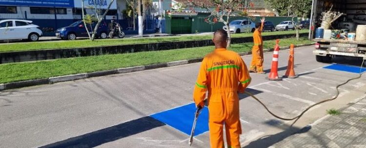 Prefeitura de Caraguatatuba faz sinalização em vias do Sumaré e Morro do Algodão