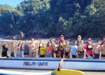 Alunos do Jaraguazinho participam de passeio em canoa havaiana na praia da Pedra da Freira