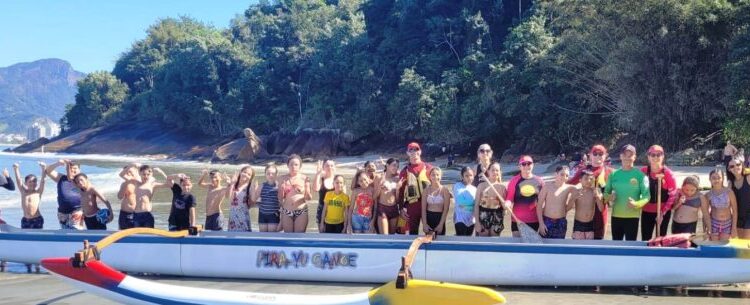 Alunos do Jaraguazinho participam de passeio em canoa havaiana na praia da Pedra da Freira